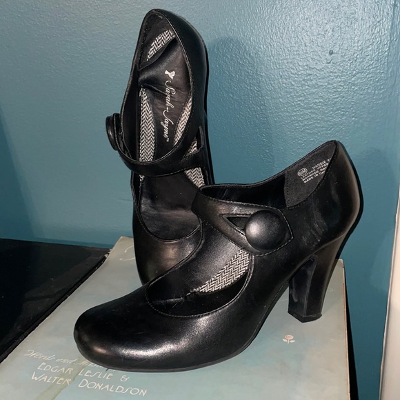 Sarah Jane Perfect Black Heels - Picture 4 of 9